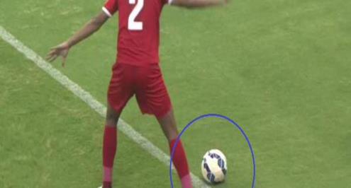 بالفيديو.. ركلة جزاء "فضيحة" في مباراة الهلال السعودي والأهلي الإماراتي